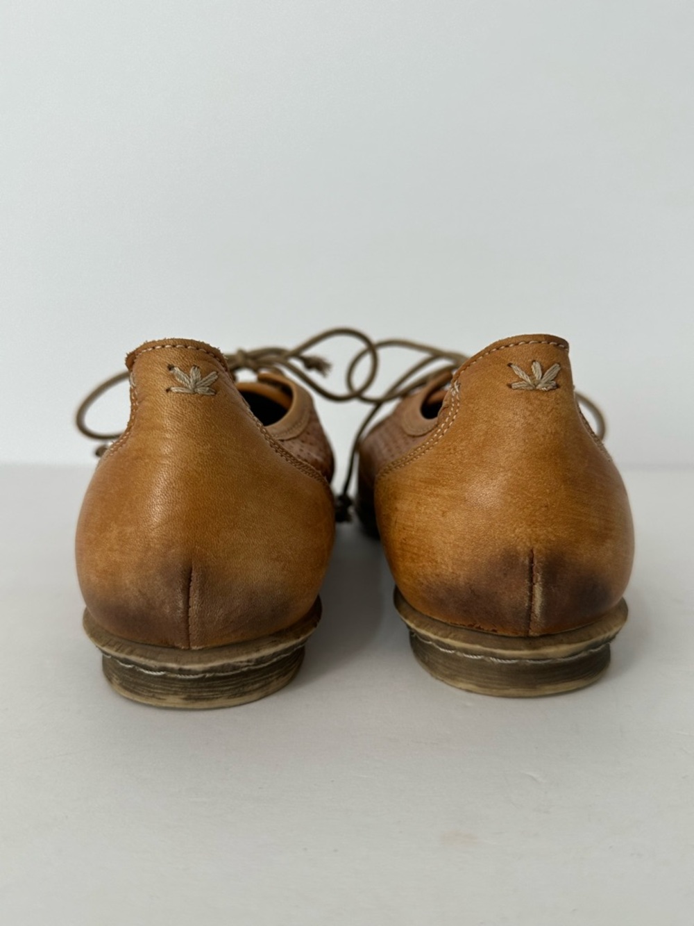 Taos Shoes Womens Size 39 Jiminy Casual Lace Up Oxford Flats Tan Leather Cap Toe - Picture 3 of 11